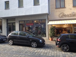 Secondhand Kleidsam in Augsburg bietet Damenkleidung, Handtaschen und Schuhe.